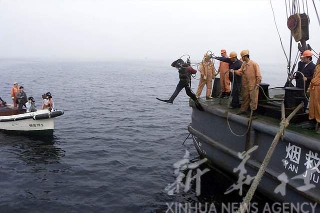 居民出海神秘發(fā)現(xiàn)，疑似水雷重物兩人難以抬動